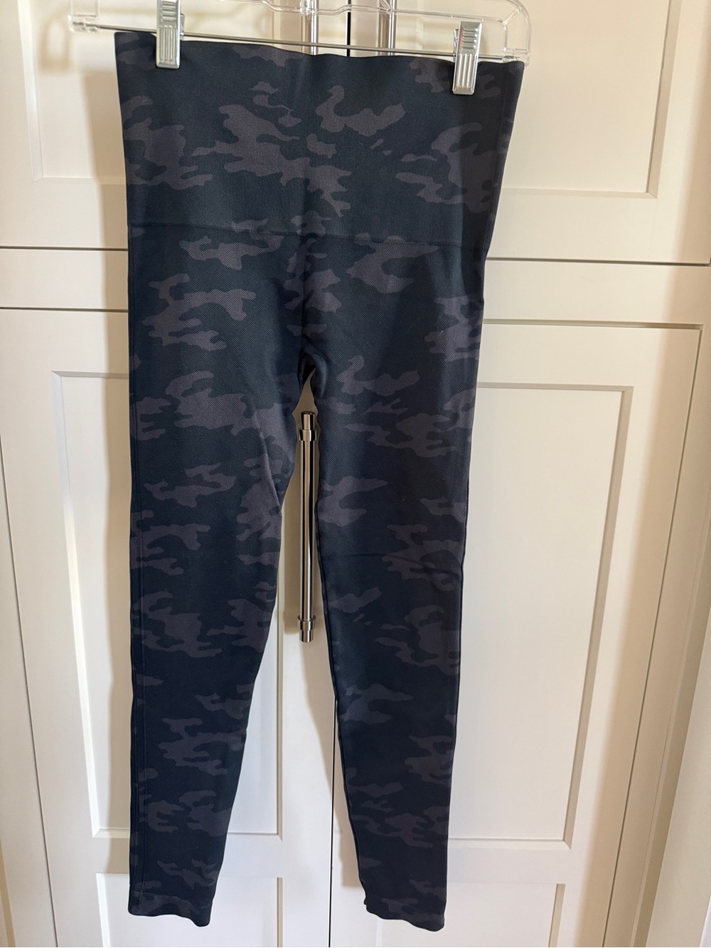 SPANX women’s Dark Gray & Black Camo Leggings